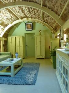 Ágios Geórgios SykoúsisにあるSt. George Sykoussis Traditional Residenceのアーチ型の天井のリビングルーム(テーブル付)