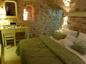 una camera con letto, tavolo e scrivania di St. George Sykoussis Traditional Residence ad Ágios Geórgios Sykoúsis