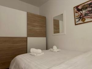 ein Schlafzimmer mit einem Bett mit zwei Handtüchern darauf in der Unterkunft The Luxe Loft apartment in Novi Sad