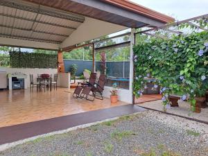 eine überdachte Terrasse mit Stühlen und einer Pflanze in der Unterkunft Casa RODME in Fortuna