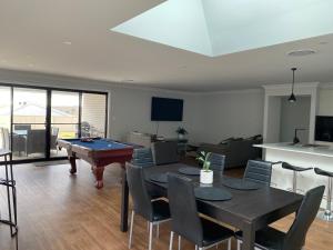 una sala de estar con mesa de ping pong. en Entire 4 bedroom home on Connolly in Bathurst, en Kelso