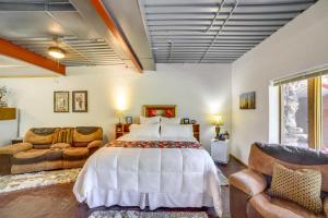 Ένα ή περισσότερα κρεβάτια σε δωμάτιο στο Cozy Great Falls Studio on the Missouri River!