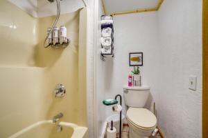 Ένα μπάνιο στο Cozy Great Falls Studio on the Missouri River!