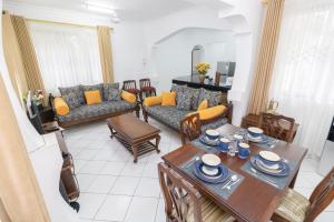 ムトワッパにあるB2 Royal Palm apartments - Mtwapaのリビングルーム(テーブル、椅子付)