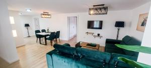 una sala de estar con un sofá y una mesa en La Casa Apartments, en Jagodina