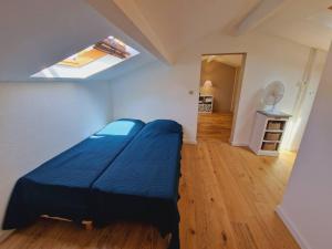 ein Schlafzimmer mit einem blauen Bett in einem Zimmer in der Unterkunft Petit Beaucours in Sanary-sur-Mer