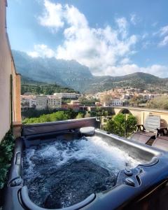 bañera de hidromasaje en el balcón con vistas a la ciudad en Alojamiento en Montserrat- Montserrat Paradise Apartament, en Monistrol