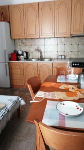 eine Küche mit einem Tisch und einem Teller darauf in der Unterkunft Aunt Vaso Sweet Home in Ptolemaida