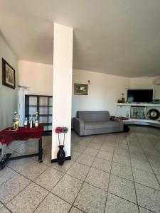 sala de estar con sofá y mesa en Villa Colle Salento, en Collepasso