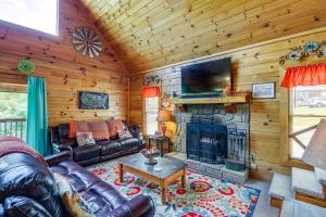 sala de estar con sofá y chimenea en Sevierville Cabin with Deck, Pool and Lake Access!, en Sevierville