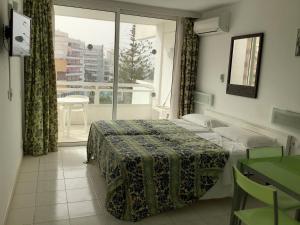 a hotel room with a bed and a window at Casa climatizada in Playa Fañabe