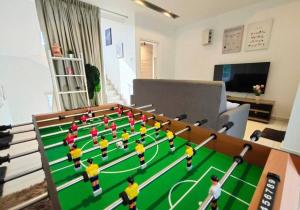 un partido de fútbol de lego en una mesa en una sala de estar en KITAKAYA Homestay Templer Park Rawang - 15 Pax, en Rawang
