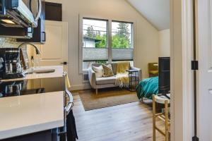 eine Küche und ein Wohnzimmer mit einem Sofa und einem Fenster in der Unterkunft Portland Vacation Rental 3 Mi to Downtown! in Portland