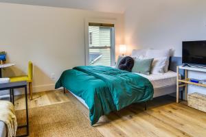 ein Schlafzimmer mit einem Bett mit einer grünen Decke in der Unterkunft Portland Vacation Rental 3 Mi to Downtown! in Portland