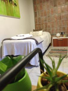 een slaapkamer met een bed en een potplant bij Kairós 2 - Departamentos Temporarios Santa Fe in Santa Fe