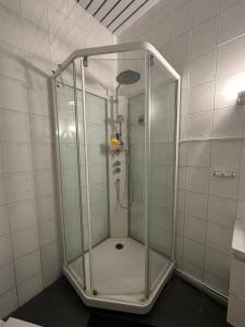 um chuveiro com uma caixa de vidro na casa de banho em Pacific Hostel em Vilnius