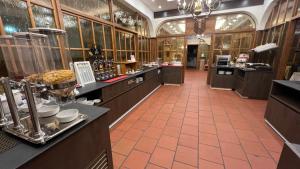 - une grande cuisine avec des comptoirs et des tables dans une pièce dans l'établissement G. Hotel Des Alpes (Classic since 1912), à San Martino di Castrozza
