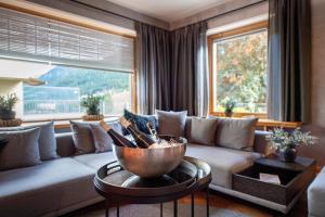 sala de estar con sofá y ventana grande en Villa Vastle, en Ortisei