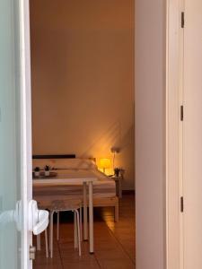 a dining room with a table and chairs in a room at #11 Mini ESTUDIO FAMILIAR AYAMONTE in Ayamonte