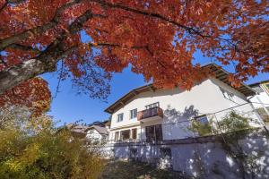 una casa in autunno con foglie autunnali di Villa Vastle a Ortisei