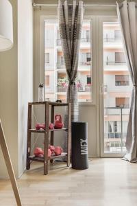 um quarto com uma prateleira com sapatos vermelhos e uma janela em 4 SEASON SUITES 130mq AD UN PASSO DAL MARE con GYM PRIVATA em Pescara