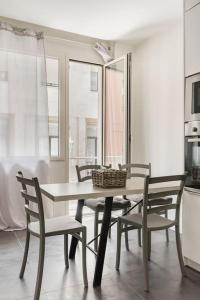 uma sala de jantar com mesa e cadeiras em 4 SEASON SUITES 130mq AD UN PASSO DAL MARE con GYM PRIVATA em Pescara