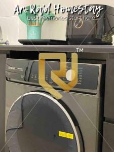 uma fita amarela em cima de uma máquina de lavar roupa em Ar-Ra’d Homestay Semporna em Semporna