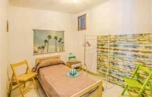 1 dormitorio con 1 cama y 2 sillas en Beautiful Home In Villapiana With Wifi en Villapiana