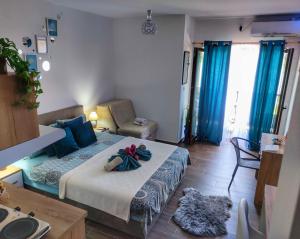um quarto com uma cama com decorações azuis em Adonis em Ostrovo