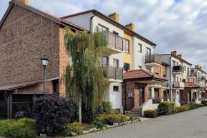 eine Reihe von Häusern mit Balkon auf einer Straße in der Unterkunft Apartament Mierzeja Wiślana in Sztutowo