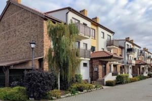una fila de casas con balcones en una calle en Apartament Mierzeja Wiślana, en Sztutowo