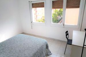 1 dormitorio con 2 ventanas, 1 cama y 1 silla en Beautiful private and exterior double room., en Esplugues de Llobregat