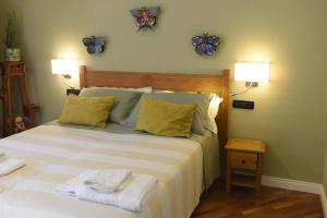 een slaapkamer met een bed met twee handdoeken erop bij Villa Elicriso in Carloforte