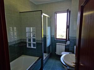 La salle de bains est pourvue d'une baignoire et d'un lavabo. dans l'établissement Doniños, maravilla del mundo, te esperamos., à Ferrol