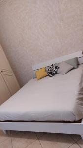 een bed met vier kussens in een kamer bij CASA MORETTA in Alba