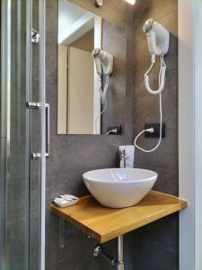 ein Bad mit einem Waschbecken und einer Dusche in der Unterkunft Hotel Camilla Guelfa in Florenz