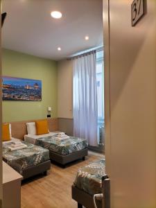 Zimmer mit 2 Betten und einem Sofa in der Unterkunft Hotel Camilla Guelfa in Florenz