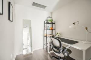 - Escritorio blanco y silla en una habitación en Traveller home in centre Toronto en Toronto