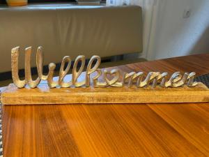 a wooden table with a sign that says divorce at FeWo Kaiserblick in Treuchtlingen