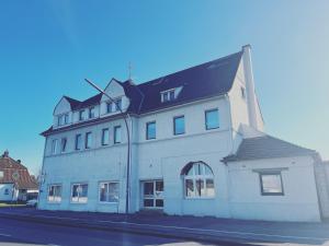 un gran edificio blanco con techo negro en Gemütliches Apartment en Gelsenkirchen