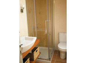 ein Badezimmer mit Waschbecken, Toilette und Dusche in der Unterkunft Casa Azenhas in Azenhas do Mar