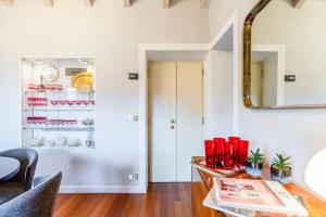 een woonkamer met een tafel en een spiegel bij DUOMO - Prestigious Penthouse with Panoramic View in Milaan +31 foto's