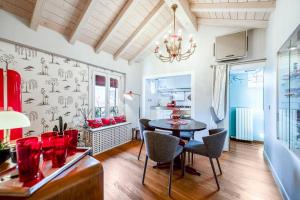 een keuken en eetkamer met een tafel en stoelen bij DUOMO - Prestigious Penthouse with Panoramic View in Milaan