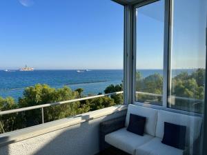 uma sala de estar com vista para o oceano em Seaview Beach Apartment Dasoudi em Limassol