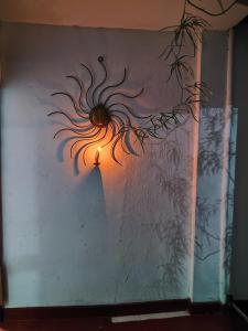 uma parede com uma pintura de uma aranha sobre ela em AnandaHomestay em Kandy