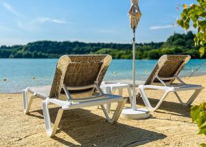 due sedie a sdraio sulla spiaggia vicino all'acqua di St Andrews Lakes 