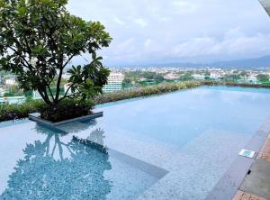 - une piscine avec vue sur la ville dans l'établissement 清迈古城市中心高端温馨公寓两卫浴wifi泳池健身房山景城景房, à Chiang Mai
