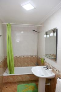 een badkamer met een wastafel, een douche en een bad bij Apartamento Carrera in Caldas de Reis