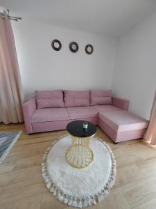 sala de estar con sofá y mesa en Apartments Marjanović, en Zlatibor