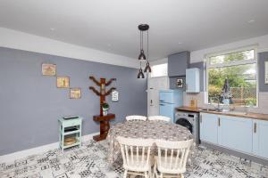 une cuisine avec une table et des chaises dans une cuisine dans l'établissement Horbury High St Wakefield ideal for long stays and contractors, à Horbury